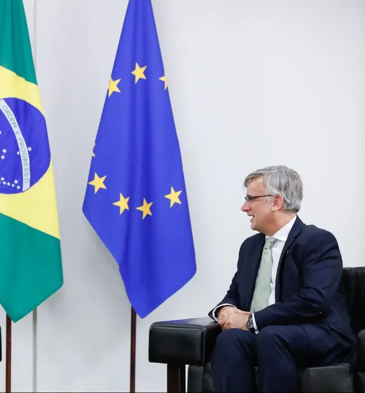 Jair Bolsonaro e Ignacio Ybáñez: A recente assinatura do Acordo de Associação entre a União Europeia e o Mercosul nos oferecerá com o Brasil ainda mais oportunidades e fará com que as nossas relações alcancem um novo patamar", escreveu Ybáñez no Twitter (Delegação da União Europeia no Brasil/Reprodução)