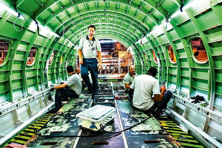 Avião em construção na Embraer: Boeing abandonou planos para combinação histórica na aviação comercial (Germano Lüders/Exame)