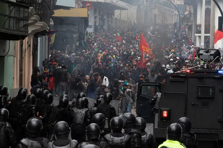 Equador: país passa por ondas de protestos após aumento no preço dos combustíveis (Ivan Castaneira/Reuters)