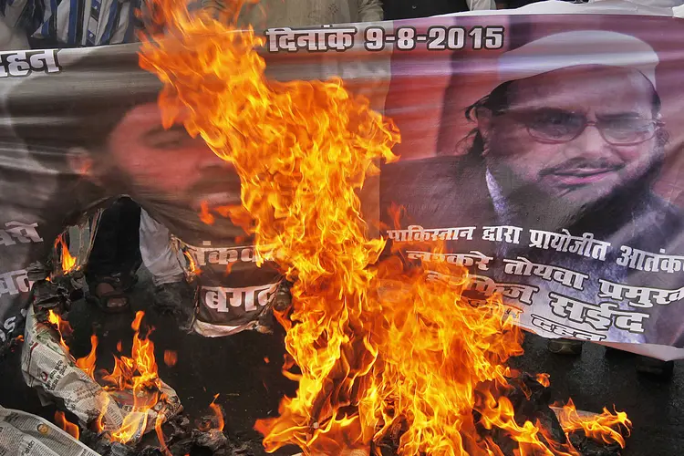 Abu Bakr al Baghdadi: protestantes queimaram bandeira com imagem do líder do Estado Islâmico  (Hindustan Times/Getty Images)