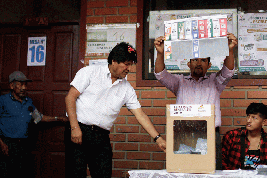 Morales vence primeiro turno das eleições na Bolívia