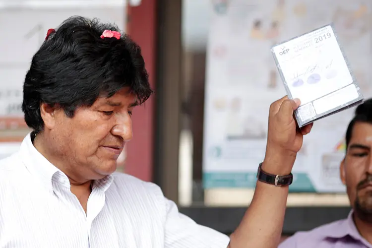 Morales: presidente chegou ao centro de votação a pé, acompanhado por seguranças e líderes de sindicatos de produtores de folha de coca da região, seu reduto sindical e político (Ueslei Marcelino/Reuters)