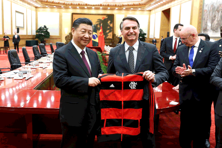 Bolsonaro e Xi Jinping: presidente brasileiro deu uma camiseta do flamengo ao chinês (Yukie Nishizawa/Pool/Reuters)