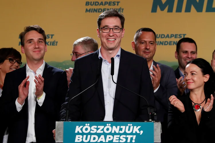 Gergely Karacsony, de centro-esquerda, derrota candidato do governo de Viktor Orbán em Budapeste: dez das maiores cidades do país serão governadas por opositores de Orbán (Bernadett Szabo/Reuters)