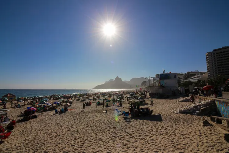 Praia: com a proximidade do fim do ano, chega também a hora de planejar as folgas e descansos de 2020 (NurPhoto / Colaborador/Getty Images)