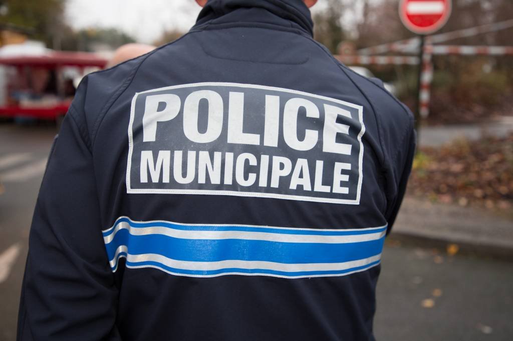 Atirador deixa 2 feridos em frente a mesquita na França