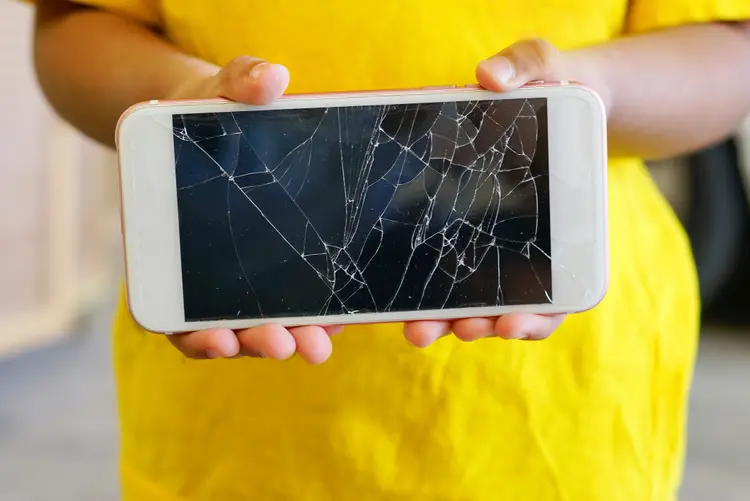 Tela quebrada: problema pode ser extinto caso vidros de sílica sejam utilizados nos smartphones (Oscar Wong/Getty Images)