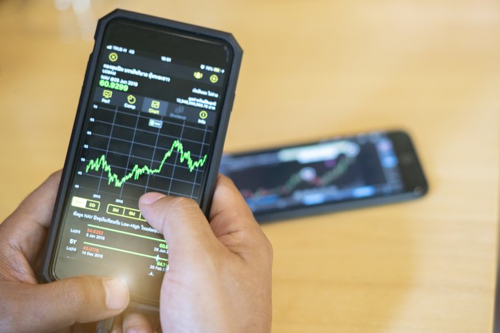 Veja as ações que mais subiram e caíram em outubro