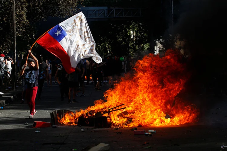 Chile: protestos no país duram oito dias e foram marcados por repressão violenta, incluindo 19 mortes até agora (Marcelo Hernandez/Getty Images)