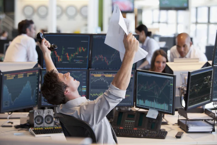 Na semana, Ibovespa bateu recorde de fechamento por três dias consecutivos. Nesta sexta-feria (25), bolsa superou maior pontuação intradiária (Clerkenwell/Getty Images)