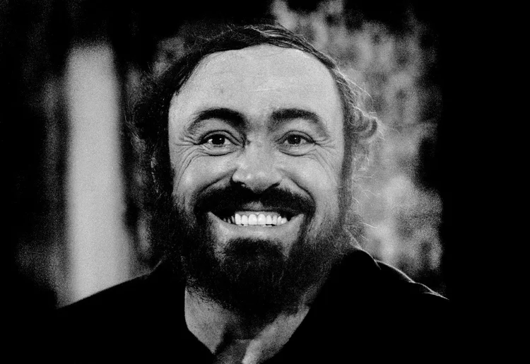 Pavarotti: sorriso largo, as piadas e a enorme quantidade de malas que carregava; traços pessoas do tenor são apresentados no documentário (Michel Linssen/Redferns/Getty Images)