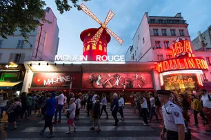 Imagem referente à matéria: Moulin Rouge recupera as pás de seu famoso moinho antes dos Jogos Olímpicos