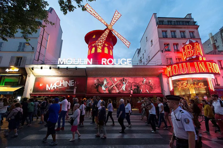 Moulin Rouge: emblemático cabaré, uma das atrações turísticas mais visitadas da capital francesa, celebrará 135 anos em outubro (Geoffroy Van Der Hasselt/Anadolu Agency/Getty Images)