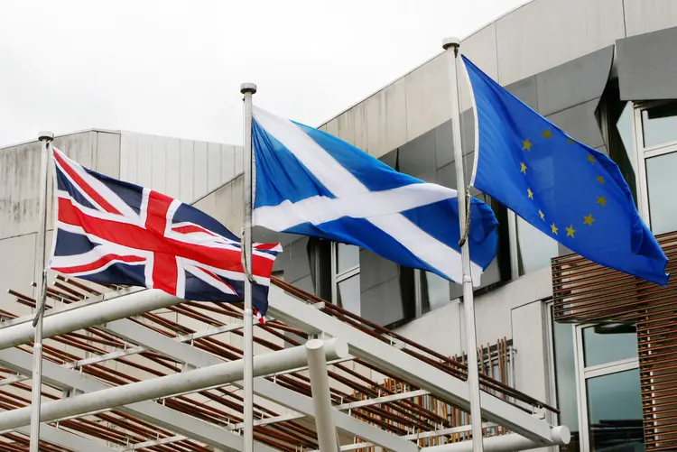 Bandeiras do Reino Unido, Escócia e União Europeia: acordo para a saída do Reino Unido da UE precisa agora ser submetido a votação no Parlamento britânico (jmimages/Getty Images)