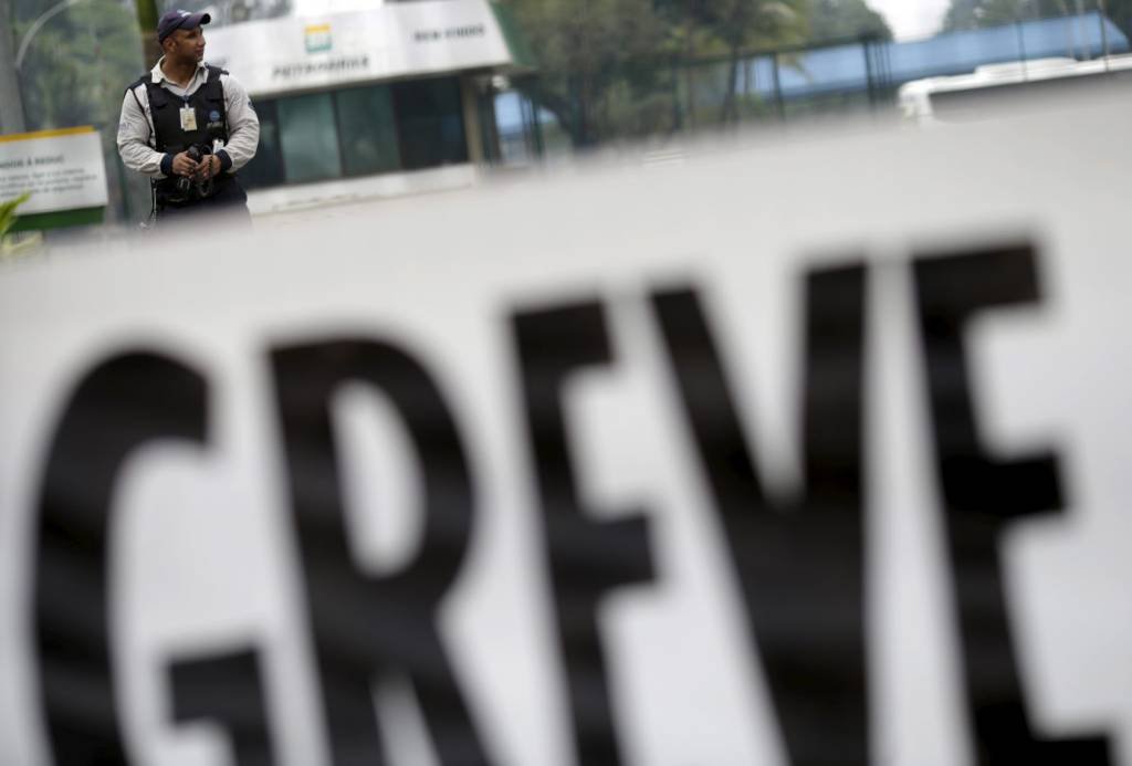 Petroleiros notificam Petrobras sobre greve no próximo sábado