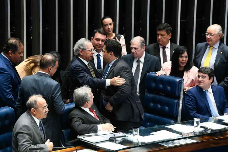 Guedes e Alcolumbre: Senado aprovou a reforma da Previdência, principal pauta defendida pelo ministro Paulo Guedes (Marcos Oliveira/Agência Senado)