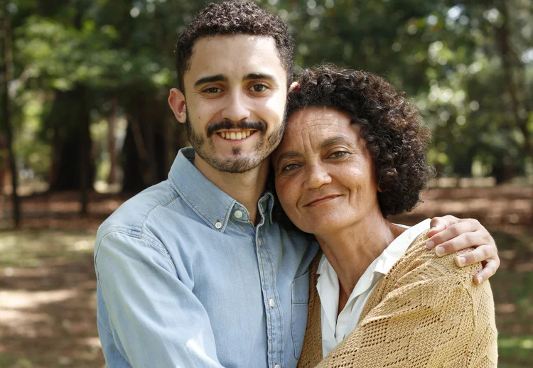 Mãe e filho são os primeiros a contarem histórias reais em projeto de leitura do Itaú (Itaú/Divulgação)