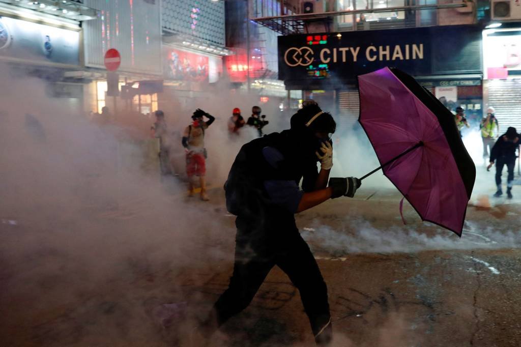 Apesar de proibição de protestos, multidão desafia a polícia em Hong Kong