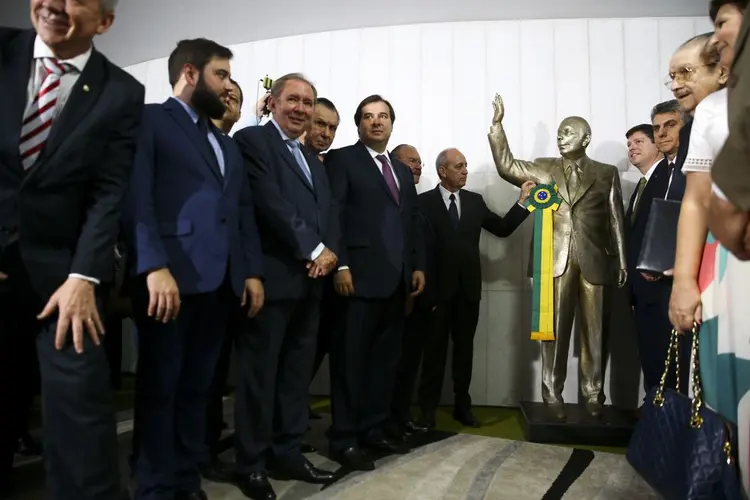 Homenagem: estátua de Ulysses Guimarães fica no Salão Verde, na entrada do plenário da Câmara, que já leva seu nome (Marcelo Camargo/Agência Brasil)