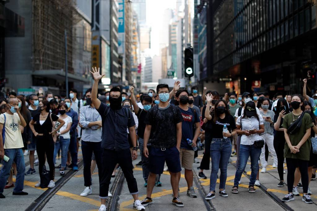 Hong Kong ativa leis emergenciais da era colonial para conter protestos