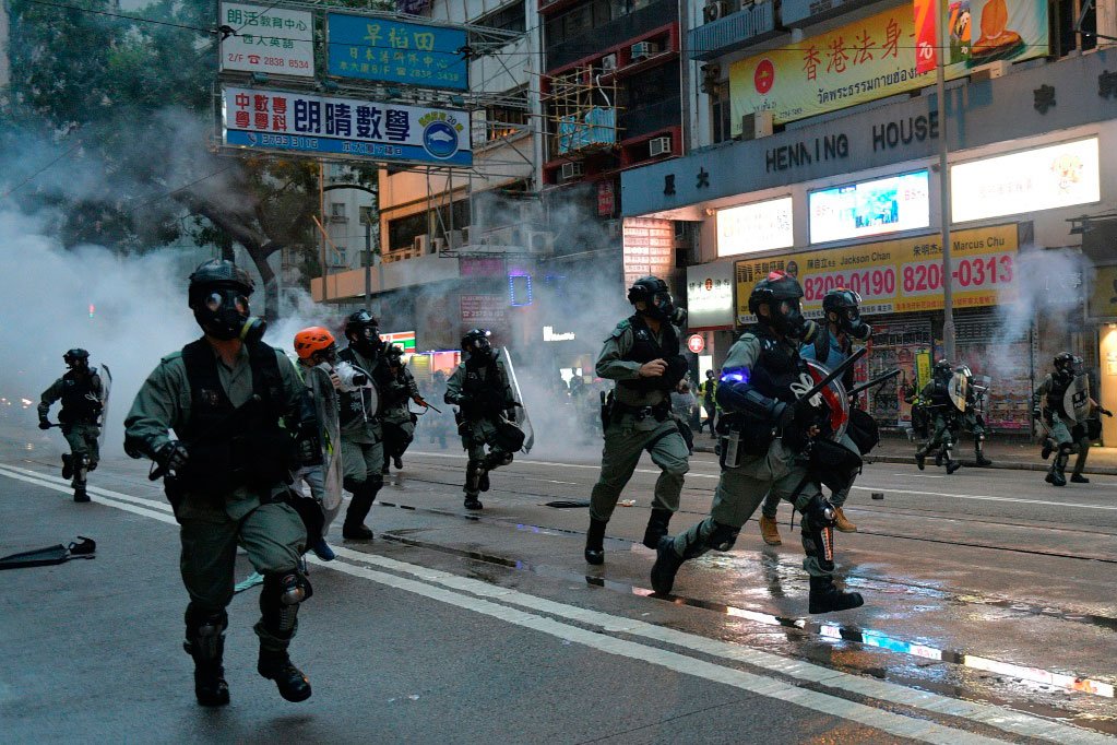 Manifestantes desafiam a lei usando máscaras em Hong Kong