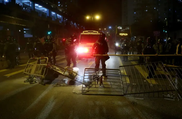 Policiais removem barricada em Hong Kong: mais violência nos protestos (Athit Perawongmetha/Reuters)