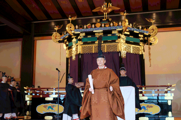 Imperador Naruhito proclama ascensão ao trono japonês (Cabinet Office of Japan/Reuters)