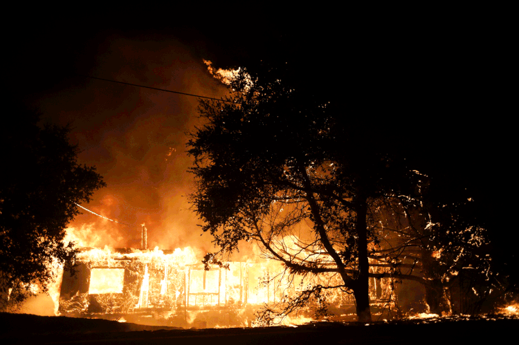 Incêndios: cerca de 18 condados da Califórnia ficaram sem energia (Anadolu Agency / Colaborador/Getty Images)