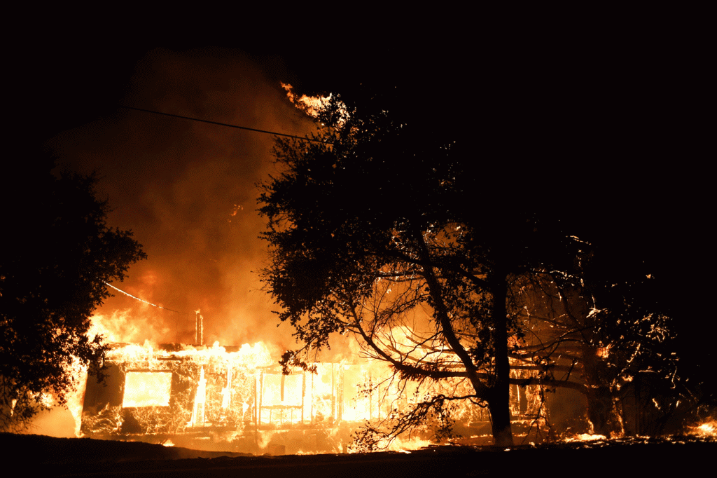 Incêndio na Califórnia força 2 mil pessoas a saírem de suas casas