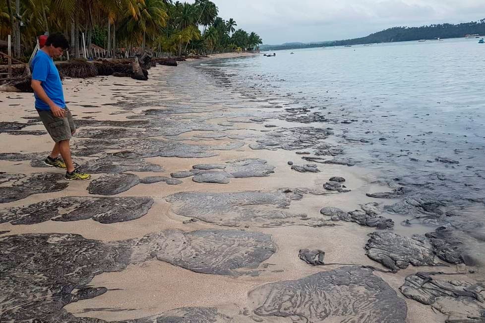 Mancha de óleo atinge praia de Carneiros, cartão-postal de Pernambuco