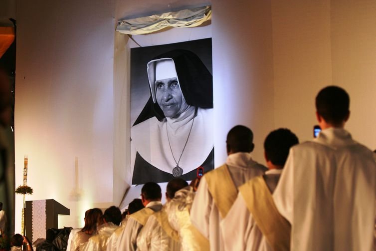 Irmã Dulce, a "santa dos pobres", tornou-se hoje 1ª santa brasileira