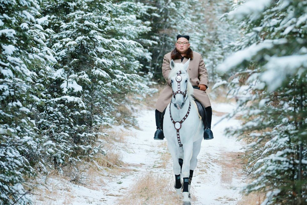O governo da Coreia do Norte divulga fotos de Kim em cenas curiosas, como andando a cavalo na neve