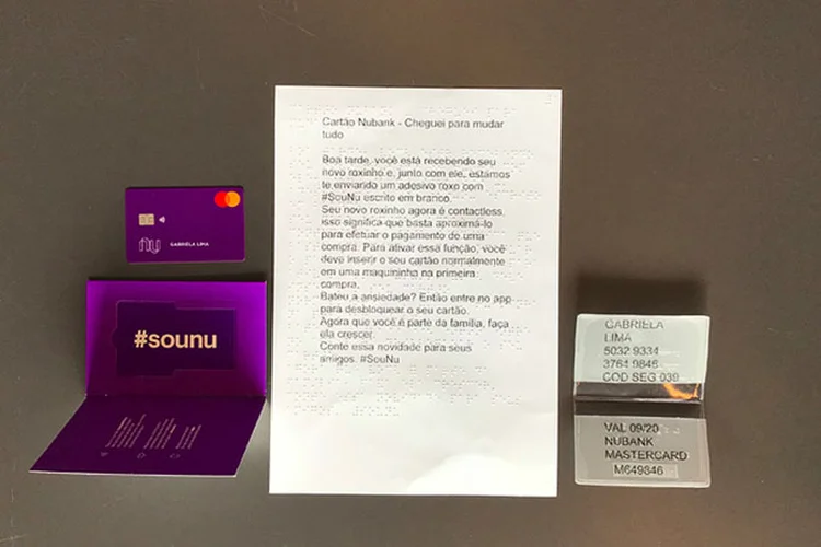 Inclusão: foto do kit braile do cartão Nubank. (Nubank/Divulgação)