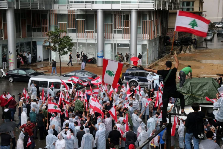 Protesters waves flags as they chant slogans in Downtown Beirut, October 24, 2019. Hasan Shaaban/Bloomberg (Hasan Shaaban/Bloomberg)