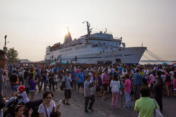 Logos Hope: navio é considerado a maior livraria flutuante do mundo, com seus 132,5 metros de comprimento e nove andares (Beth Hutchison/Agência Brasil)