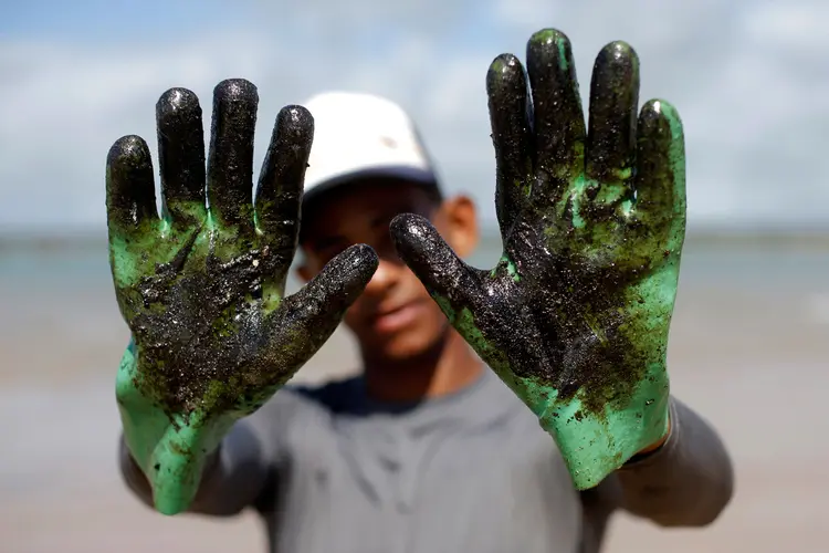 Manchas de óleo: as amostras foram encaminhadas ao Instituto de Estudos do Mar Almirante Paulo Moreira (IEAPM) (Adriano Machado/Reuters)