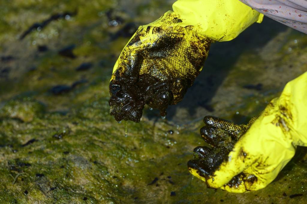 Pesquisador diz ter localizado mancha que explica origem de óleo em praias