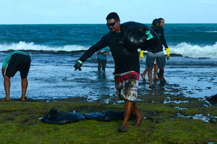 Óleo: voluntários estão limpando as praias do Nordeste (Teresa Maia/Reuters)
