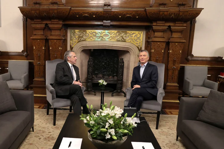 Macri e Fernández: após resultado das eleições, políticos fizeram reunião para discutir sobre a transição de governo  (Argentina Presidency/Handout/Reuters)