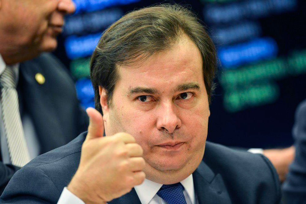 Rodrigo Maia parabeniza Fernández por vitória na Argentina