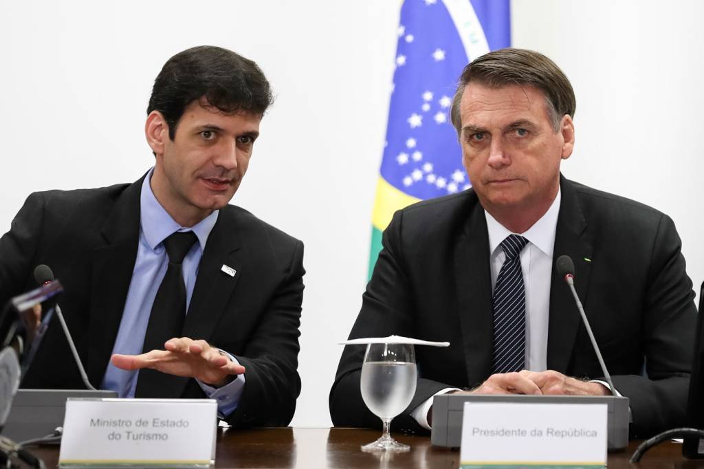 Marcelo Álvaro e Bolsonaro: ministro do turismo permanece no cargo mesmo após ser indiciado (Marcos Corrêa/PR/Flickr)