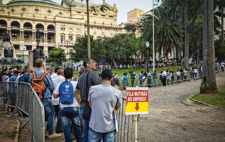 Fila de emprego em São Paulo: os erros do passado ainda são sentidos na economia | Bruno Rocha/Fotoarena