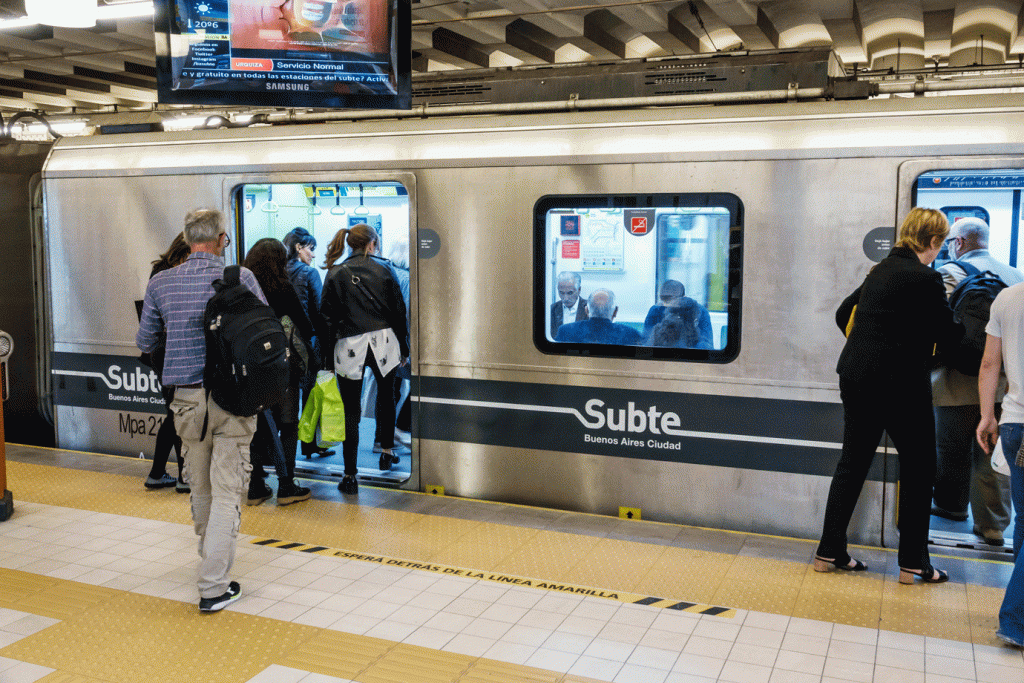 Homem desmaia e atinge mulher, que cai em trilho do metrô de Buenos Aires