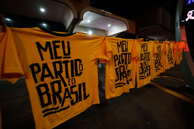 Camiseta Bolsonaro (NurPhoto / Colaborador/Getty Images)