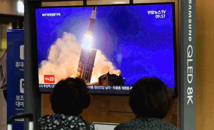 Míssil: lançamento foi feito paralelamente ao anúncio de que Pyongyang terá conversas sobre o tema nuclear com Washington (Agence France-Presse/AFP)