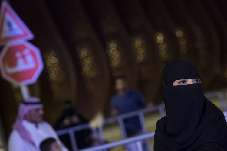 Mulher na Arábia Saudita: rigor em vestimentas será abandonado para turistas estrangeiras (picture alliance / Colaborador/Getty Images)