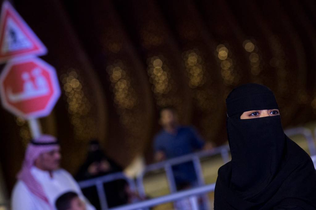 Arábia Saudita abandona rigor de vestimentas para turistas estrangeiras