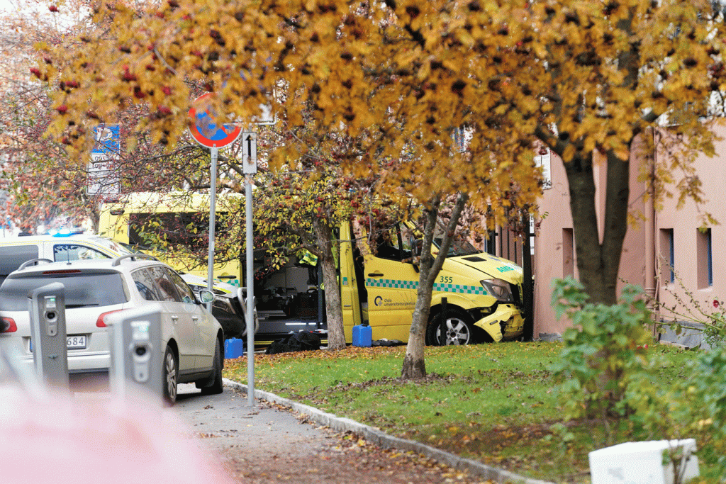Homem armado rouba ambulância e atropela pedestres na Noruega