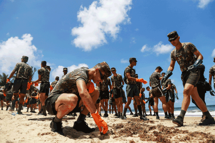 Óleo: nesta segunda-feira, 21, Hamilton Mourão colocou o Exército à disposição das operações de limpeza das praias do Nordeste (Diego Nigro/Reuters)