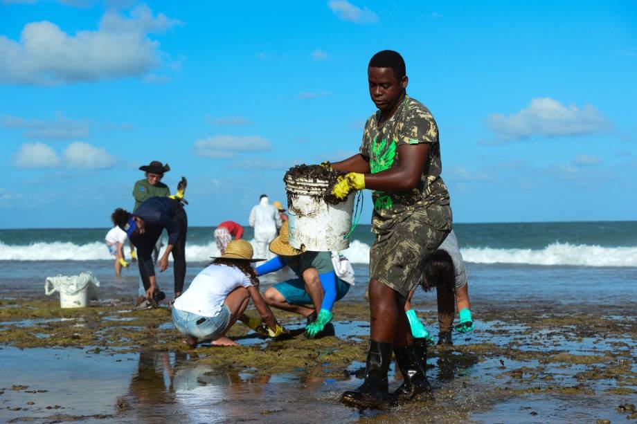 Mutirão por limpeza na praia: comitê responsável por reagir a vazamentos de óleo foi extinto pelo governo em abril (Teresa Maia/Reuters)